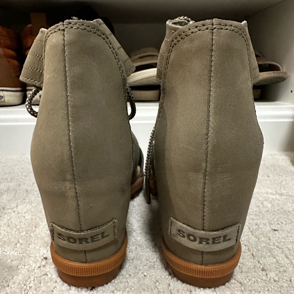 Sorel Wedges 8.5 - Picture 2 of 5
